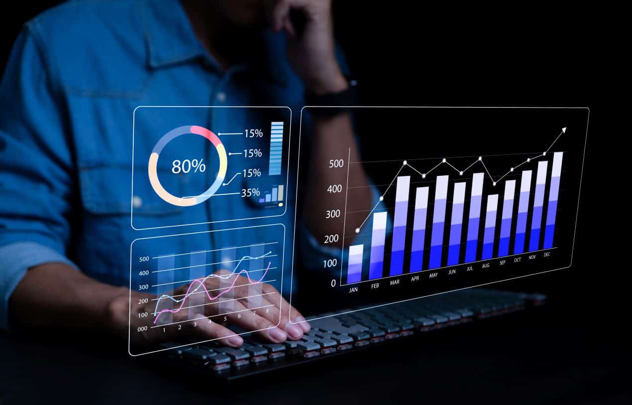 Diagramme und Statistiken auf einem digitalen Dashboard, das ERP Metallverarbeitung zur Prozessoptimierung nutzt.