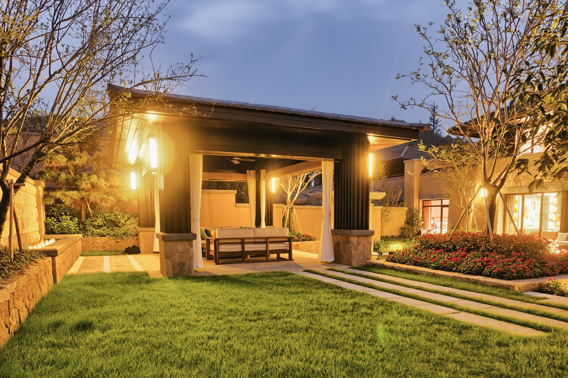 Gartendeko Metall und Pavillon im Abendlicht