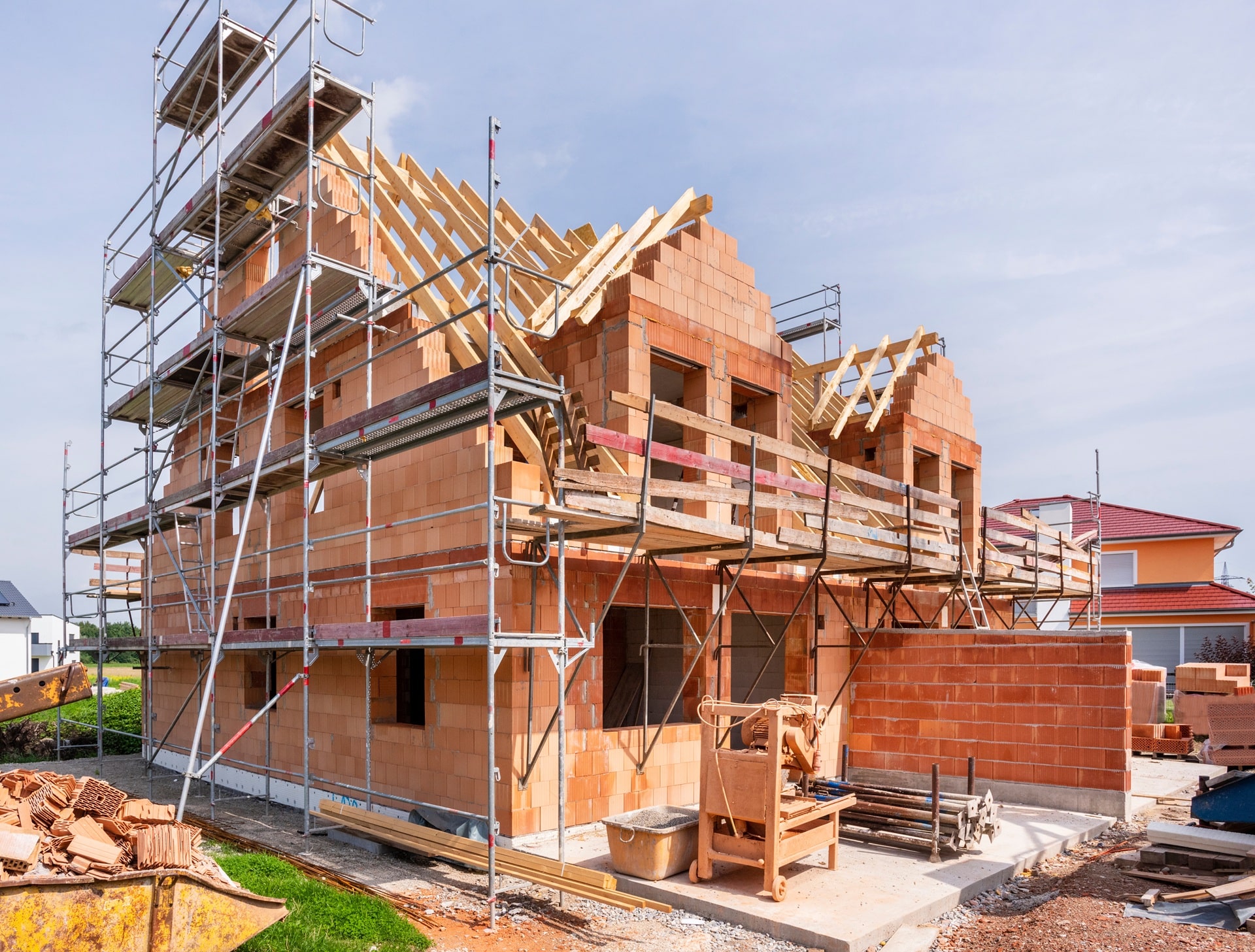 Haus im Rohbau mit Gerüst | Immobilienmakler Neustadt in Holstein

