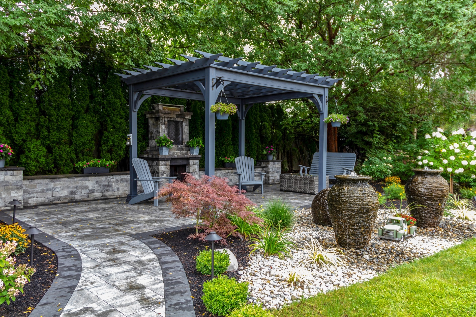 Pergola mit Sitzplatz und Gartenbrunnen | Vogelfutter

